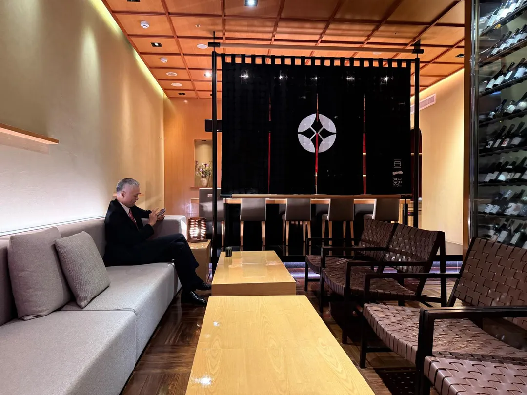 偌大等候茶飲空間。(圖/黃宏輝提供)