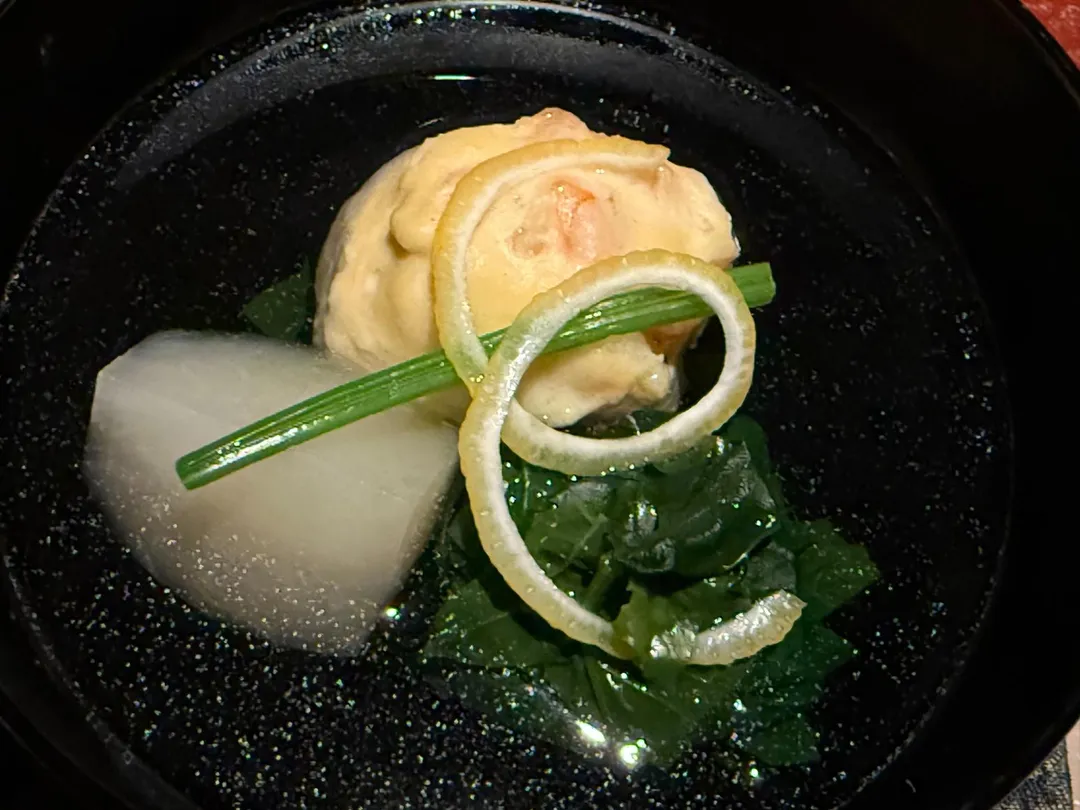 椀物-鮮蝦真丈.菠菜.蕪菁.黃柚皮。(圖/黃宏輝提供)