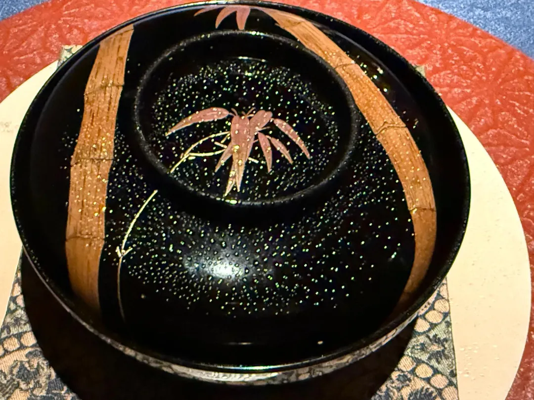 椀蓋上噴水珠有其作用。(圖/黃宏輝提供)