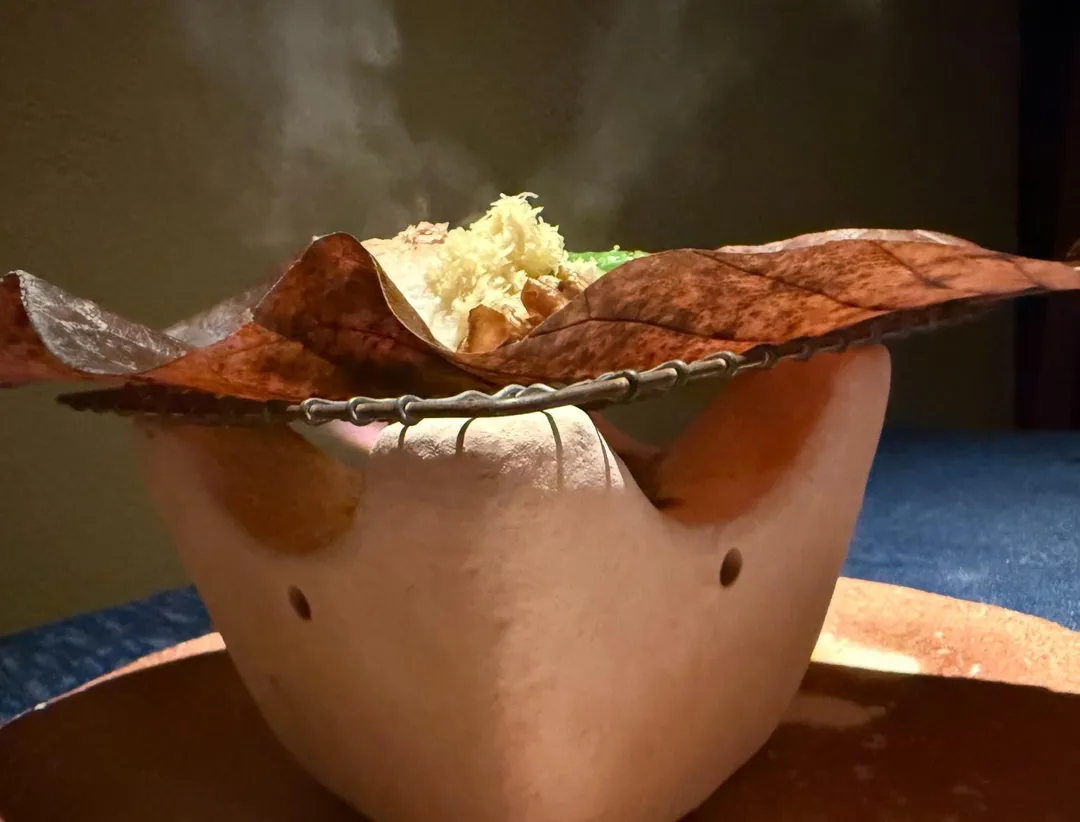 碳火爐使滿室生香。(圖/黃宏輝提供)