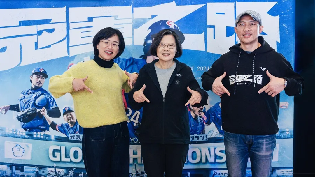 蔡英文和綠委蘇巧慧一同去電影院觀賞「冠軍之路」。（圖／翻攝蔡英文臉書）
