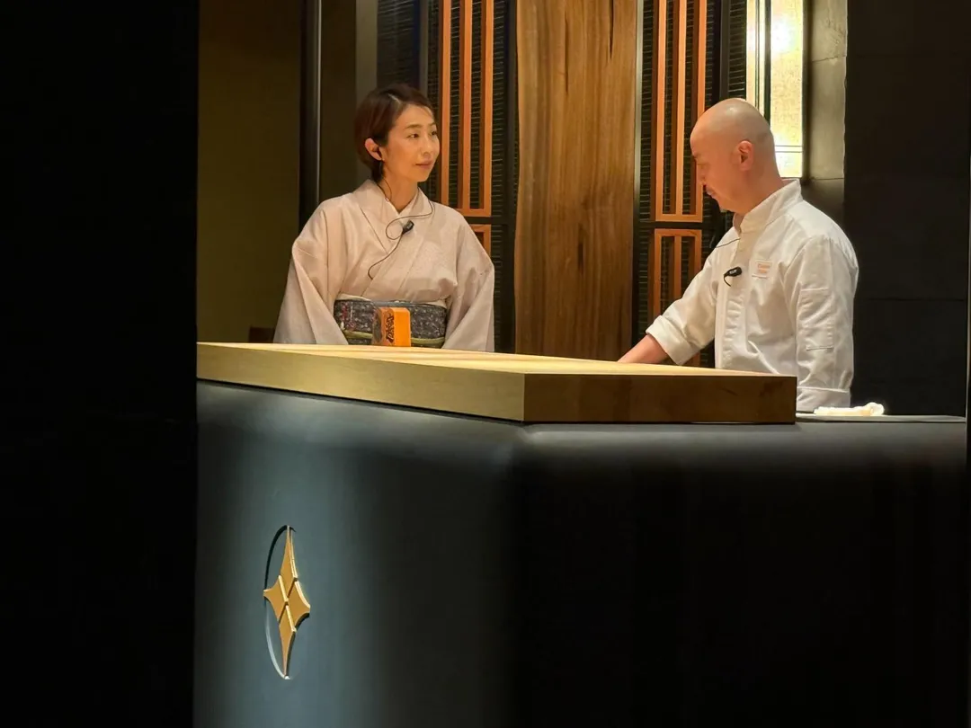 料理長夫婦同台服務。(圖/黃宏輝提供)