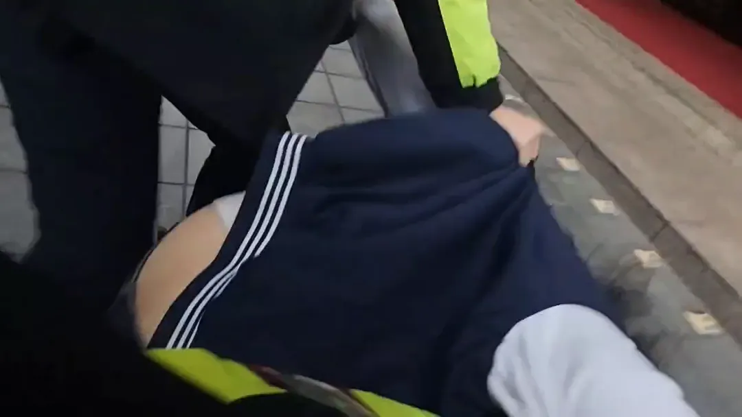 警方只好依法將她壓制、上銬帶回派出所「保護管束」。（圖／警方提供）