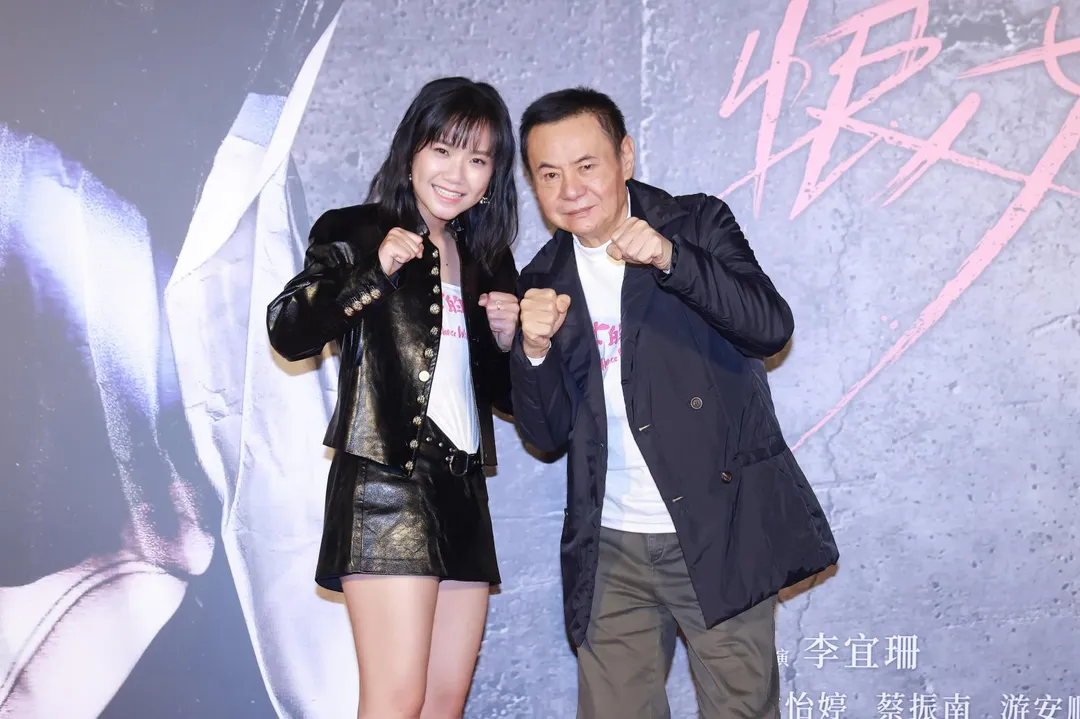 蔡振南（右）在片中飾演拳擊教練，與女主角林怡婷（左）是師徒也像父女。（圖／華映娛樂 提供）