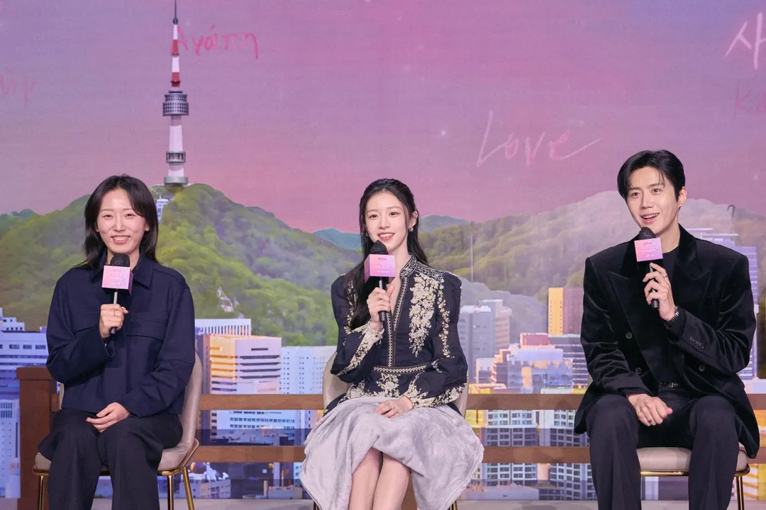 由韓星金宣虎（右）、高允貞（左）主演的Netflix全新浪漫喜劇《愛情怎麼翻譯？》13日舉辦上線記者會。（圖／Netflix 提供）