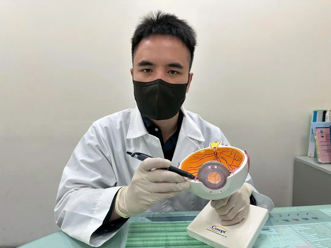 童綜合醫院眼科楊啓蘭醫師筆指處即為青光眼發生位置。(圖/童綜合醫院)