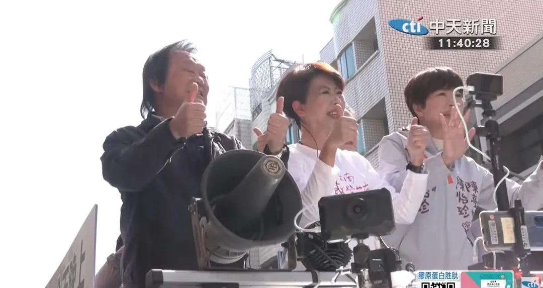 王世堅陪同陳亭妃車掃拜票。（圖／中天新聞）
