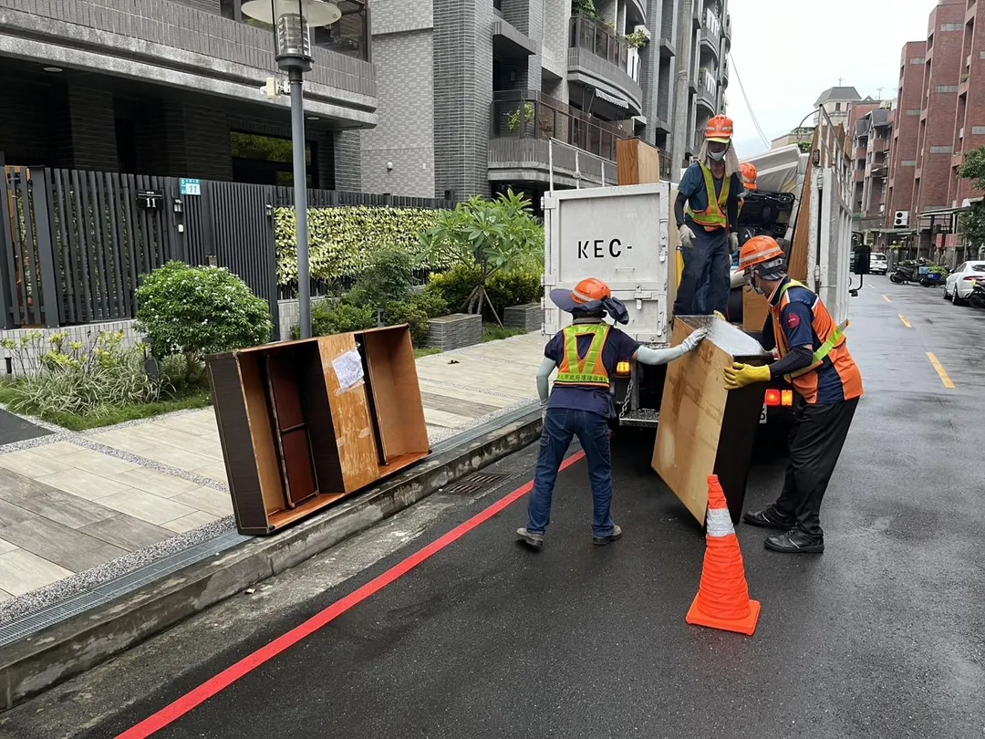 清運廢棄大型家具時，務必遵守與清潔隊約定的時間及放置地點，切勿隨意棄置或提前搬出。（圖／新北市環保局提供）