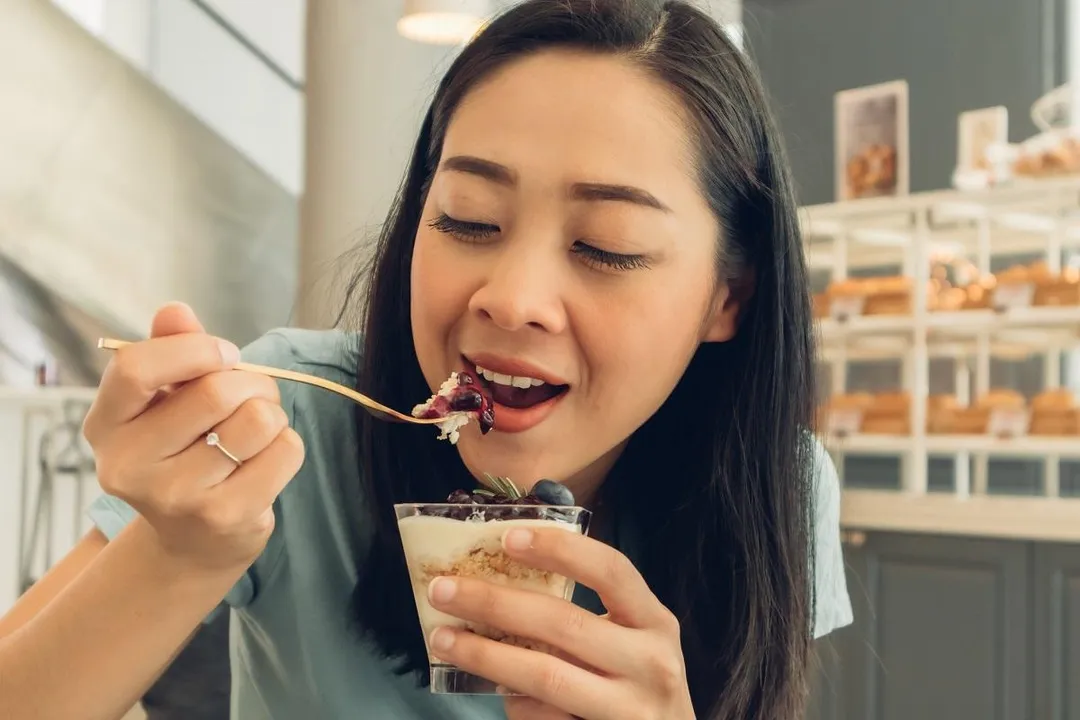 別被「低脂」「無脂」迷惑。只要是調味優格，往往含有大量添加糖。（圖／常春月刊）