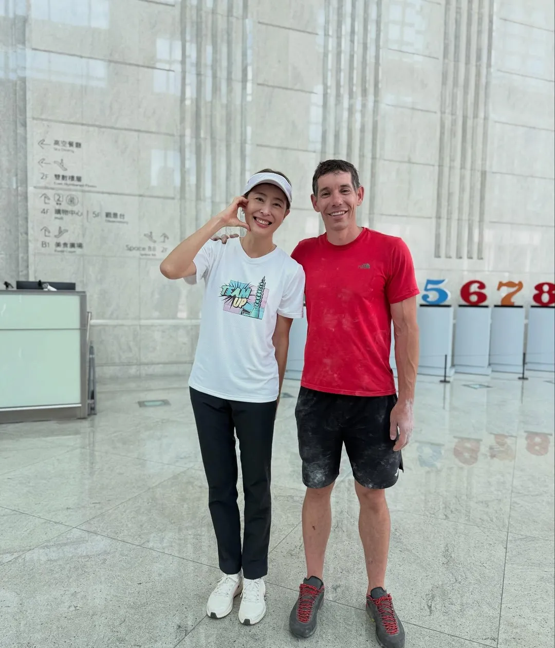 賈永婕與艾力克斯霍諾德合照。（圖／翻攝賈永婕的跑跳人生 臉書）