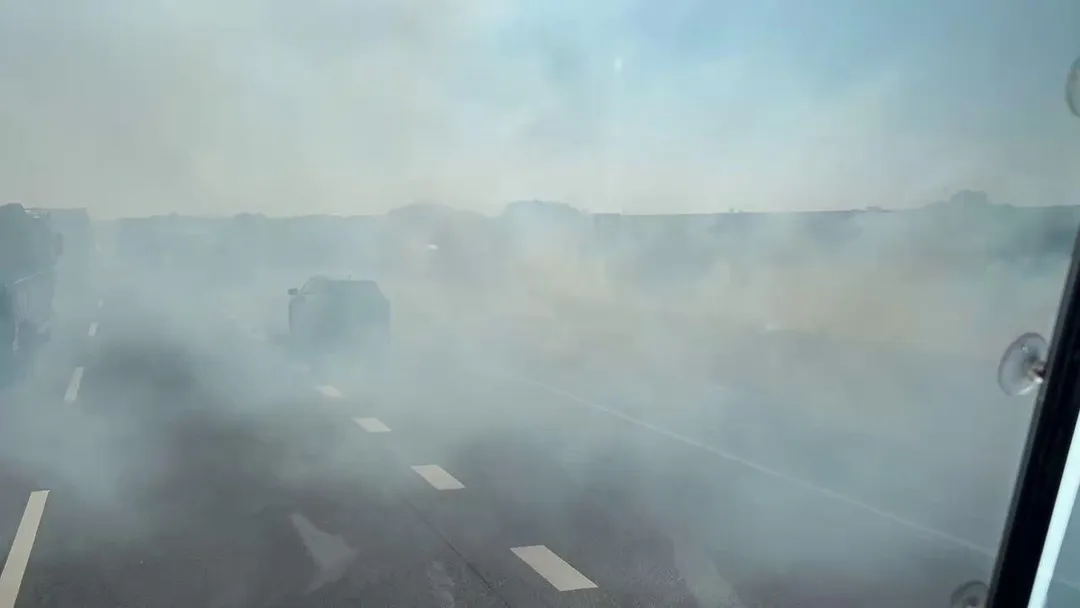近距離火災現場，已經幾乎看不到路。（圖／台南道路救援張家班群友提供）