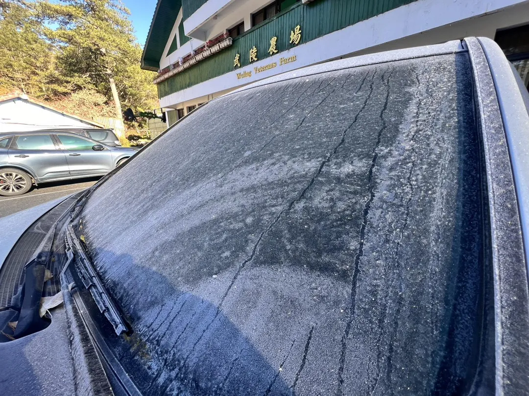 汽車擋風玻璃結滿冰霜。(圖/武陵農場提供)