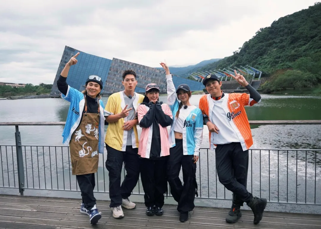 王仁甫（左起）、許孟哲、峮峮、蔡黃汝、孫協志一同主持《飢餓遊戲》。（圖／中視提供）