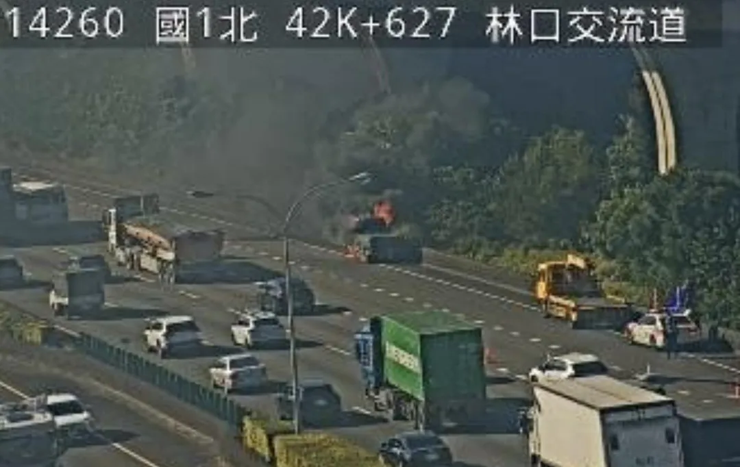 國道1號林口段下午發生火燒車意外。(圖/翻攝自國道公路即時網)