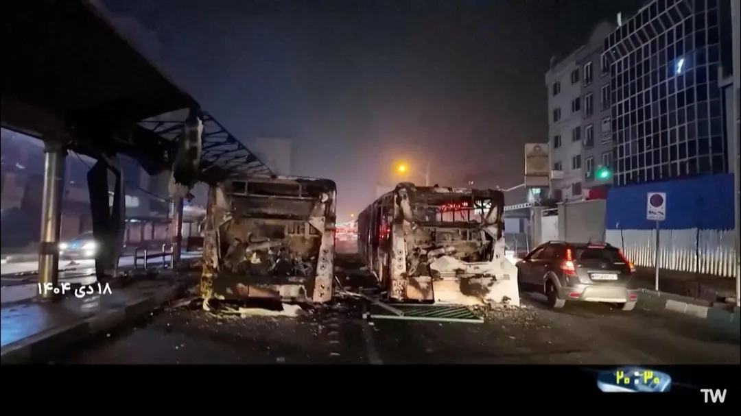德黑蘭街頭仍然動盪不安，到處都看得到被燒毁的汽車。（圖／路透）