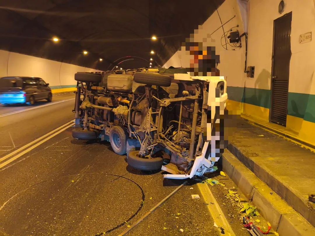國道3號南下新店隧道內發生翻車事故。(圖/翻攝畫面)
