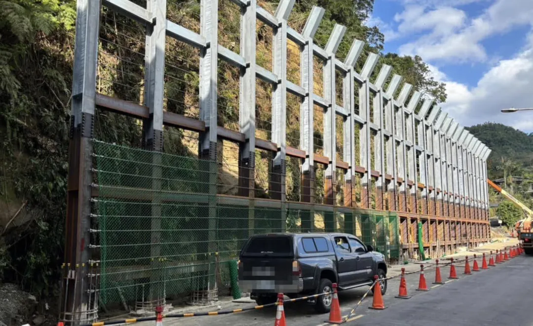 基隆暖暖興隆街邊坡崩塌復建完工明起開放通行。（圖／翻攝畫面）