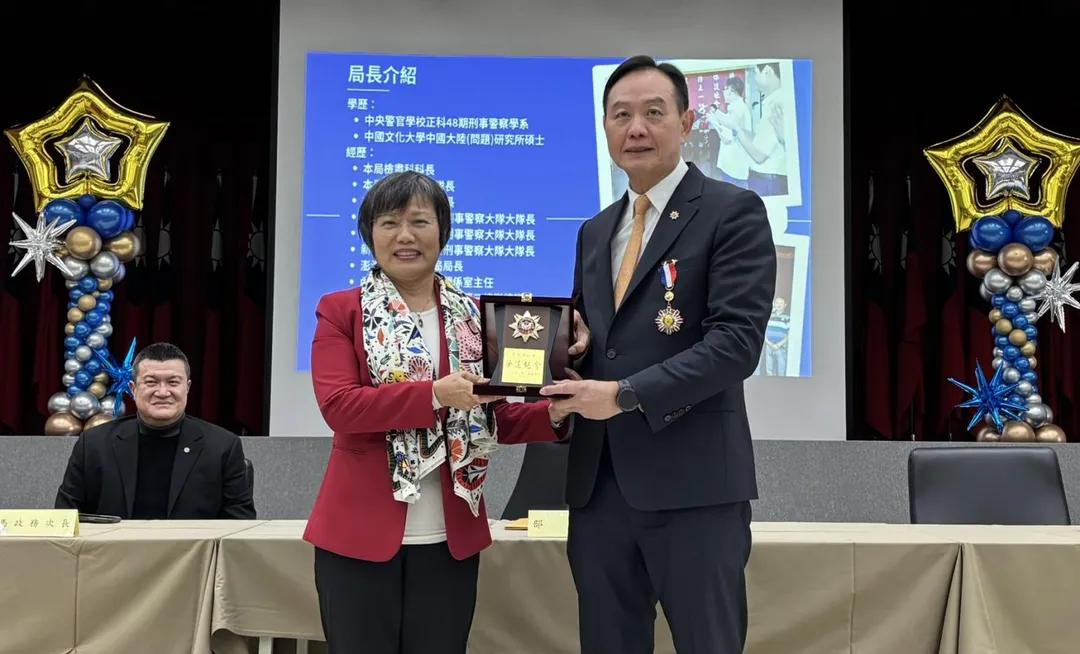 刑事局長周幼偉屆齡退休獲頒二等內政專業獎章。(圖/翻攝畫面)