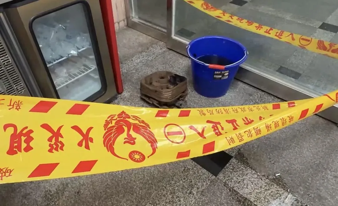 咖啡紙杯架被燒的焦黑。（圖／翻攝畫面）