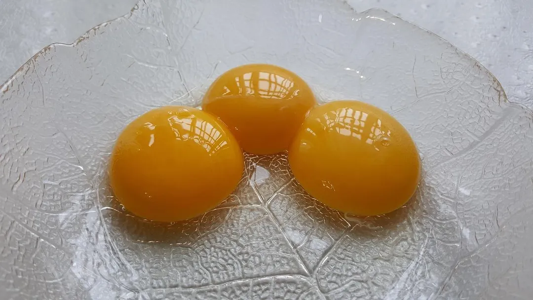 蛋白僅能提供純粹的優質蛋白，蛋黃才是營養密度的核心所在。（示意圖／Pixabay）