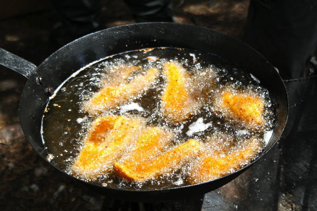 高溫油炸、煎到焦黑或回鍋煎魚等料理方法,都可能破壞Omega-3的結構,一旦被高溫破壞,不但喪失抗發炎能力,還可能增加身體負擔。(示意圖/Pixabay)
