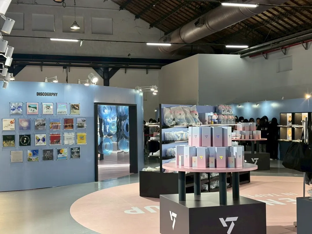 SVT快閃店現場販賣手燈以及吉祥物Bongbong的玩偶。(圖/Star Plan辰星計畫 提供)