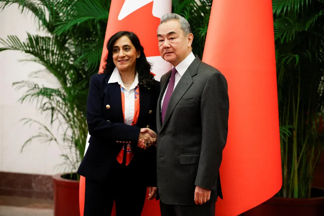 大陸外長王毅（右）與加拿大外長阿南德（Anita Anand，左）今在北京會談。（圖／路透社）