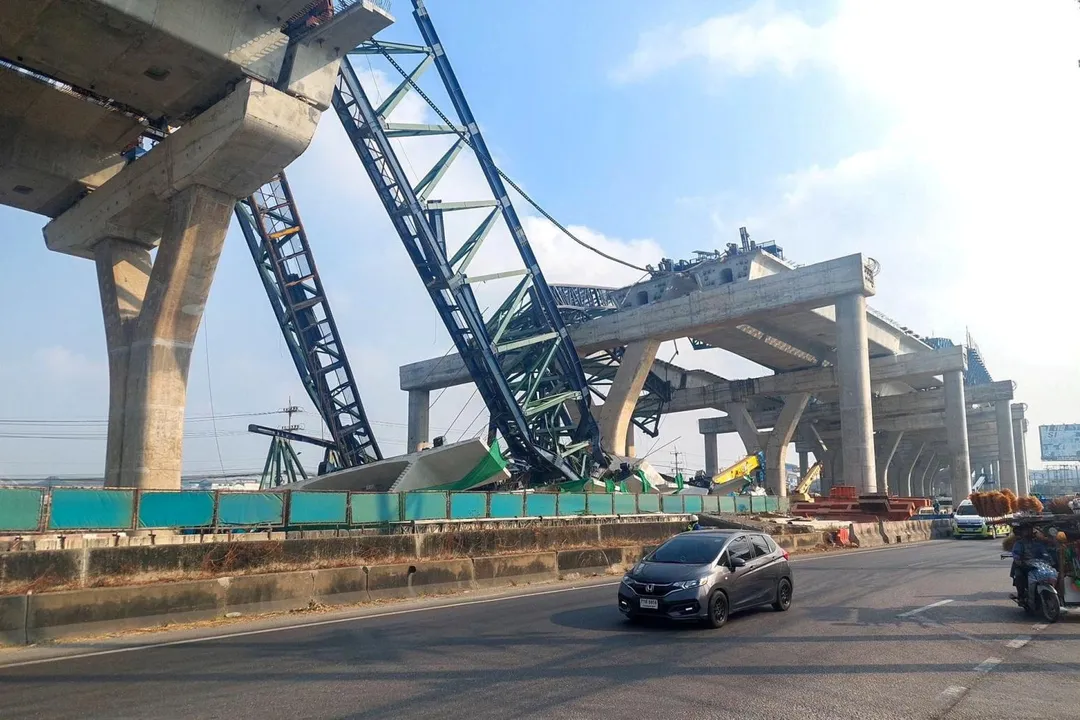 起重機倒塌事發現場。（圖／路透社）