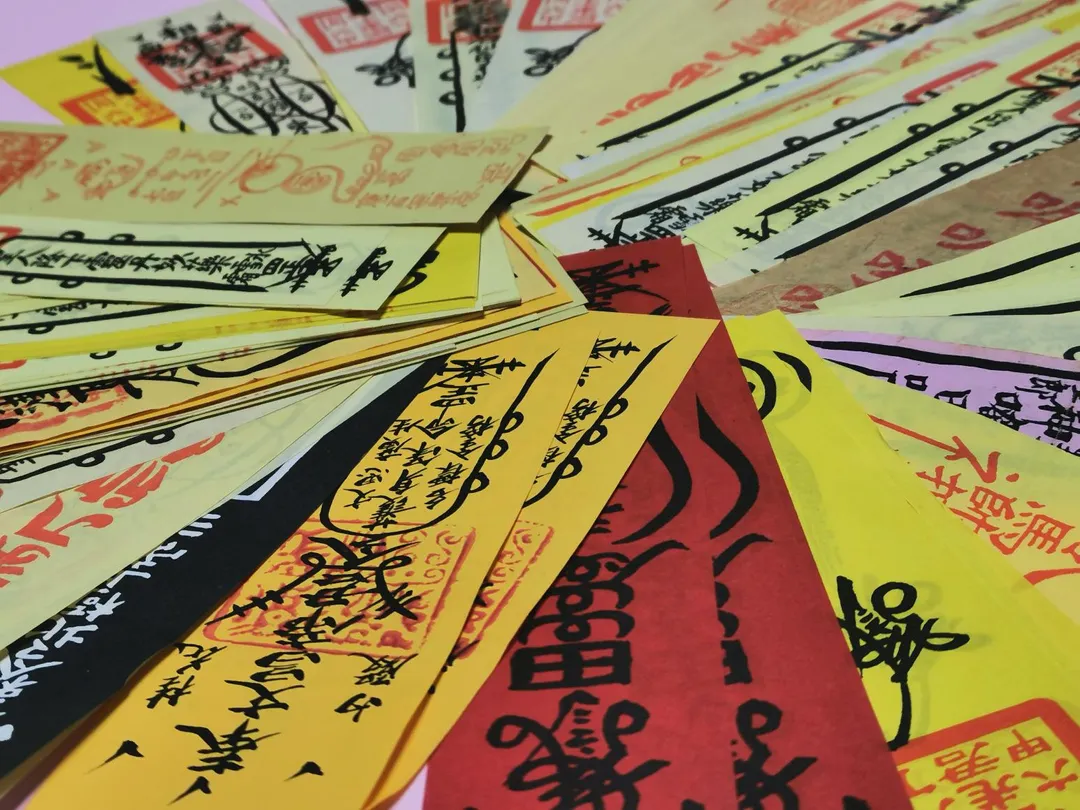 究竟破損或「過期」的平安符該怎麼處理？楊登嵙表示，要請平安符的神佛、天兵、天將歸回原位，然後到金爐連同紙錢燒化過期或破損平安符。（示意圖／楊登嵙提供）