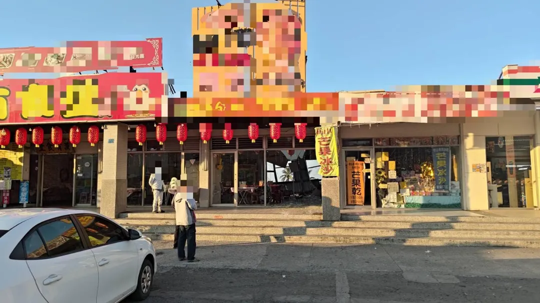 當初徐男當時從店面前方準備離開，疑似誤踩油門才會直直衝。（圖／中天新聞）