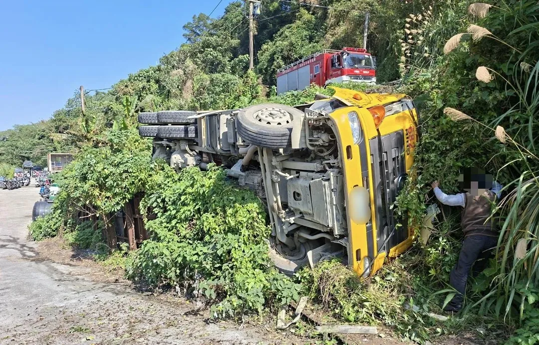 新北八里發生水泥預拌車翻覆意外。（圖／翻攝畫面）