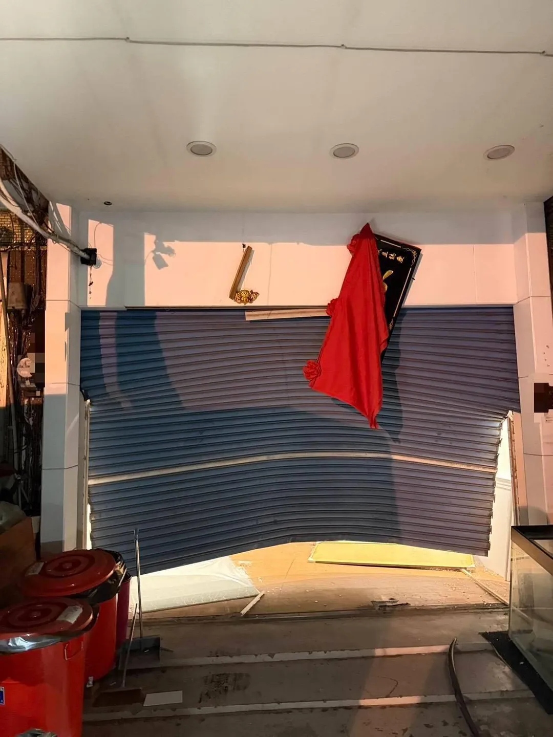 嘉義縣大林鎮一處手機行今天清晨4時許遭多人砸店,現場至少3輛車停在店門口,多人下車持棍棒破壞,還有人直接開車衝撞鐵捲門,造成鐵門凹陷變形。(圖/中天新聞,下同)
