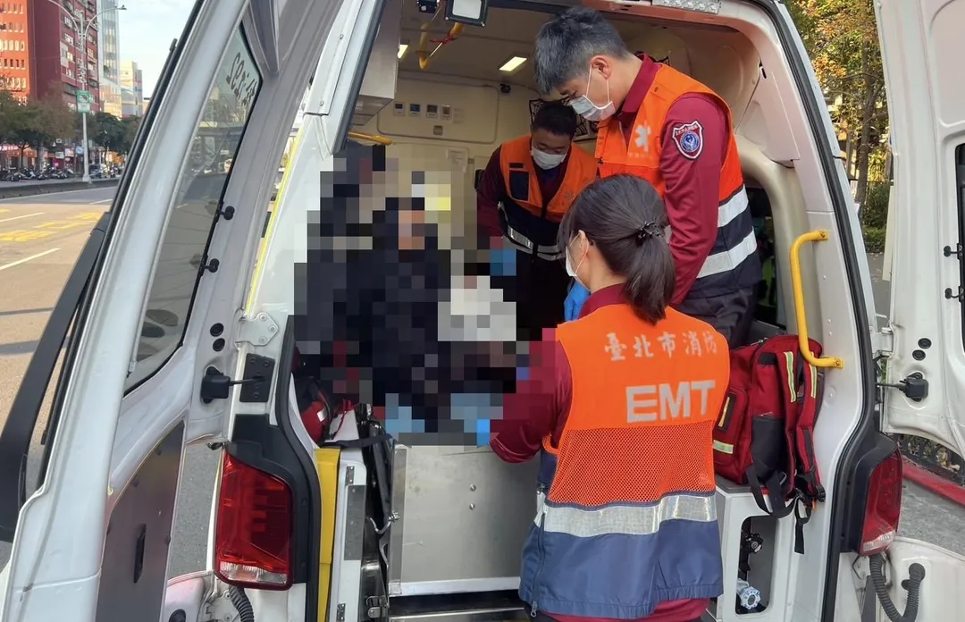 持剪刀女子遭警方強制送醫。（圖／翻攝畫面）
