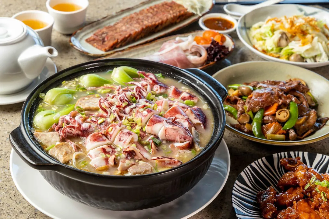 福容大飯店福隆福粵樓招牌菜「芋香小卷米粉鍋」。(圖/福容大飯店福隆店提供)