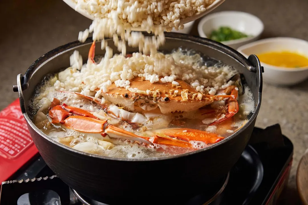 福容大飯店福隆福粵樓招牌菜「米香金湯海鮮鍋」。(圖/福容大飯店福隆店提供)