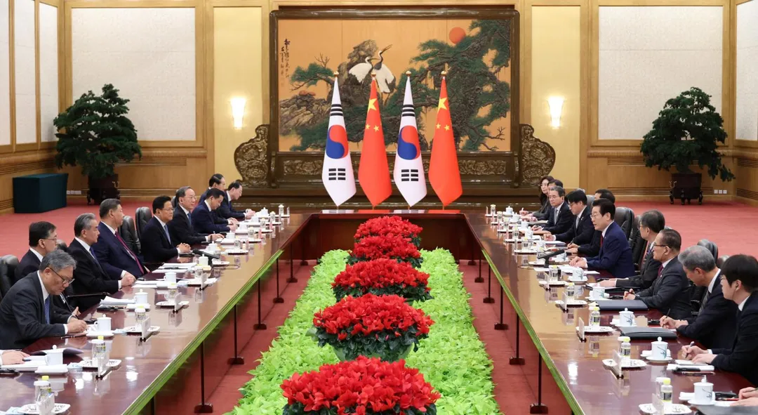 南韓總統李在明本月率4大財團掌門人訪中。圖為1月5日，中韓領導人在北京會晤。（圖／路透社）
