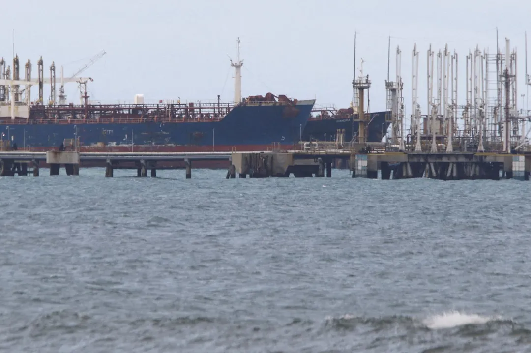 圖為油輪停靠在委內瑞拉卡貝略港（Puerto Cabello）附近的碼頭。（資料照／路透社）