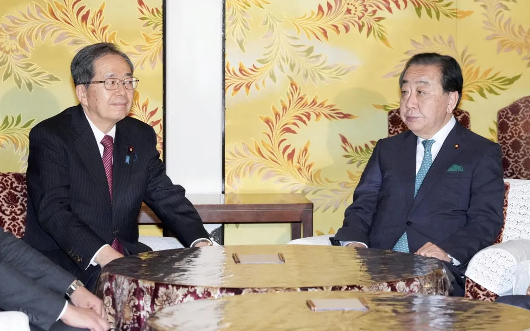 立憲民主黨代表野田佳彥（右）和公明黨代表齊藤鐵夫（左）今舉行黨魁會議。（圖／路透社）