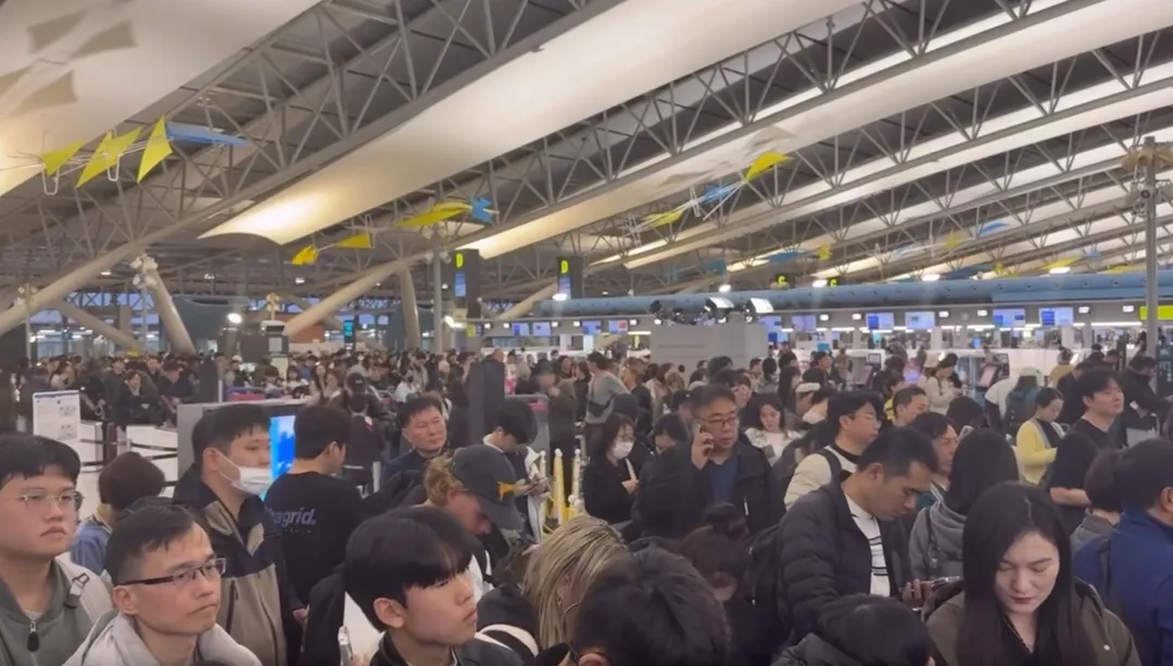 關西機場安檢再度癱瘓，旅客大排長龍。（圖／threads@wjs.0323授權提供）