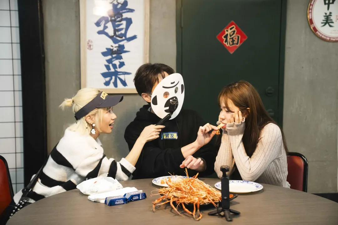 陳漢典（中）飾演李多慧的「節目男友」，頻頻被擔任本集導演的Lulu（左）在旁下指令。（圖／TVBS提供）