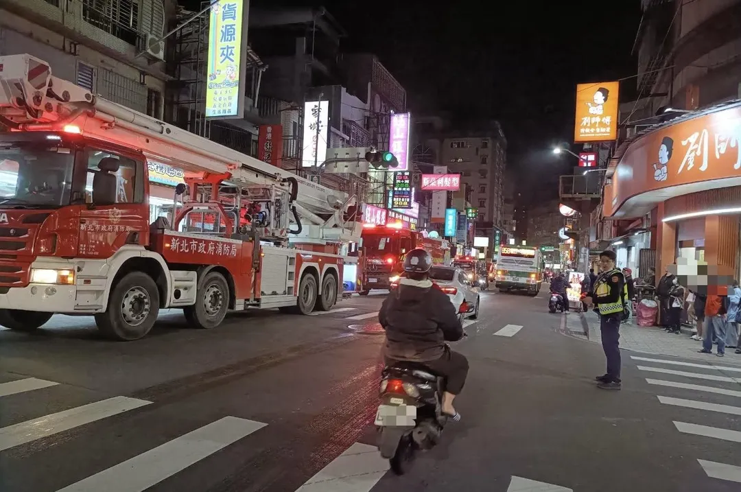 消防人員趕赴現場灌救警方協助交管。（圖／翻攝畫面）
