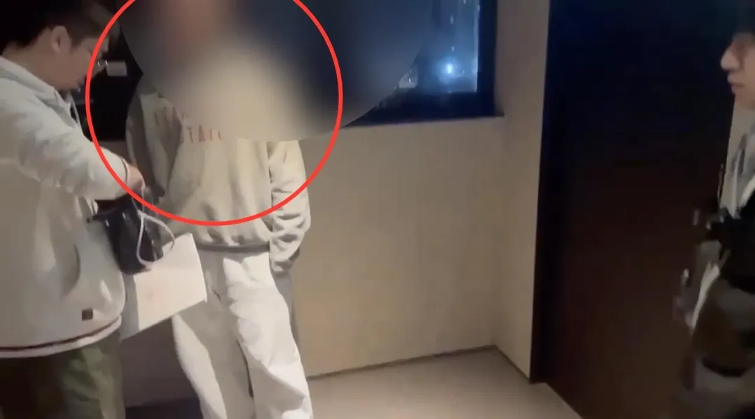 警方持拘票前往新莊逮人。(圖/翻攝畫面)