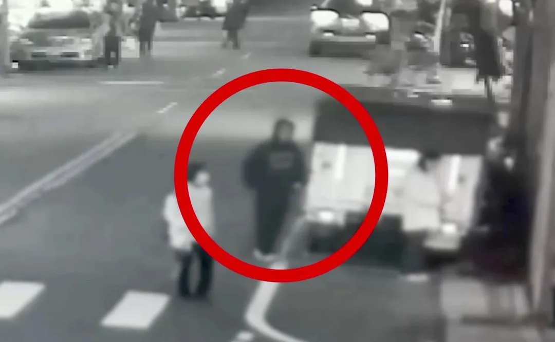 嫌犯現身面交過程被監視器拍下特徵。(圖/翻攝畫面)