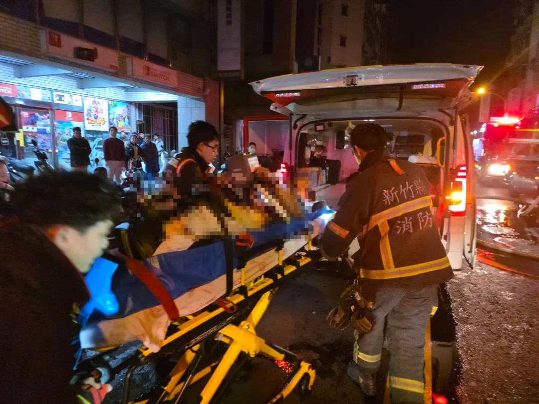消防人員緊急將2名傷者送醫。(圖/消防局提供)
