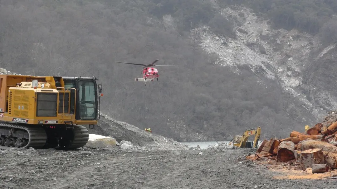 馬太鞍溪堰塞湖水位監測不中斷,水位計成功回收新設並持續降挖作業。(圖/農業部)