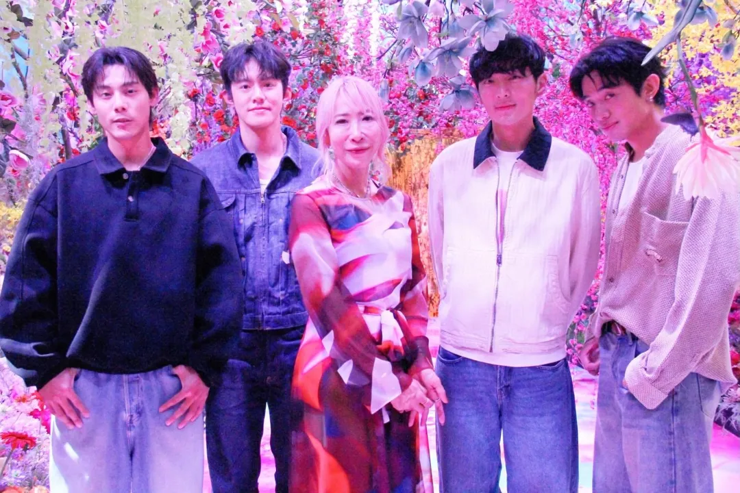 蜷川實花本人見到4帥笑喊：「被台灣的可愛男生們包圍了！」（圖／有意思國際傳媒 提供）