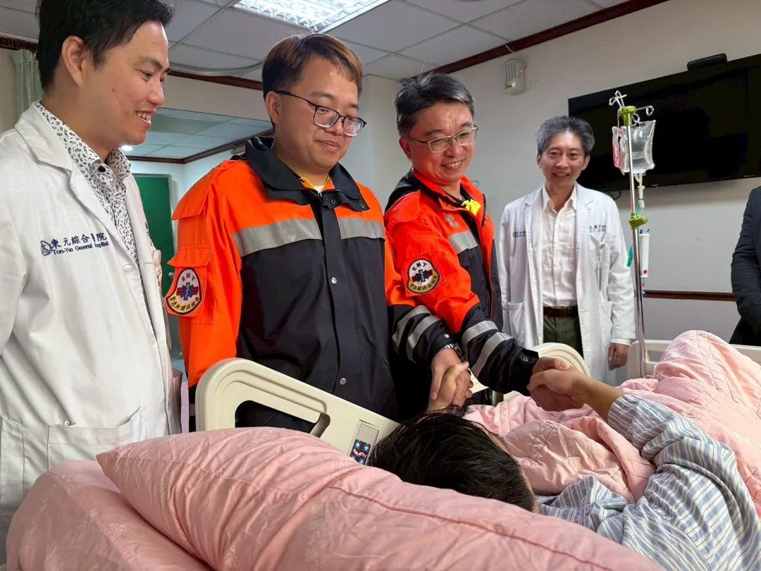 李姓男子向救護人員握手表示感謝。（圖／新竹縣消防局提供）