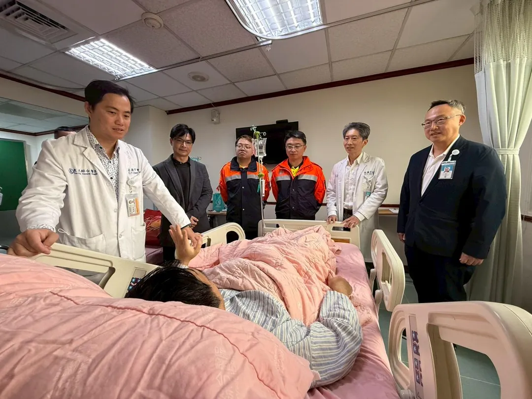 東元醫院急診科急救醫學教育中心主任簡振宇指出，心跳停止後，腦部將逐漸產生不可逆的缺氧傷害。透過院前即時啟動葉克膜，可顯著提升存活率與神經學預後。（圖／新竹縣消防局提供）
