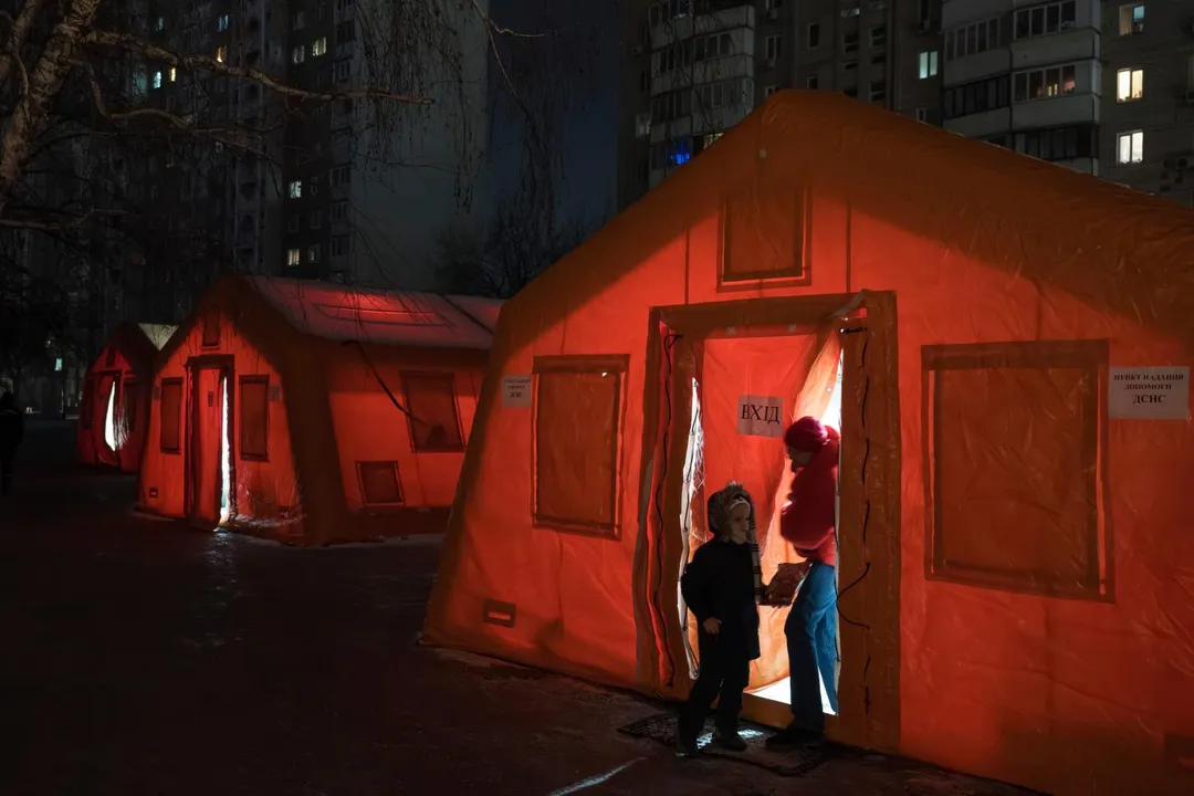 烏克蘭政府搭建臨時帳篷,讓民眾在寒冷冬夜中取暖。(圖/美聯社)