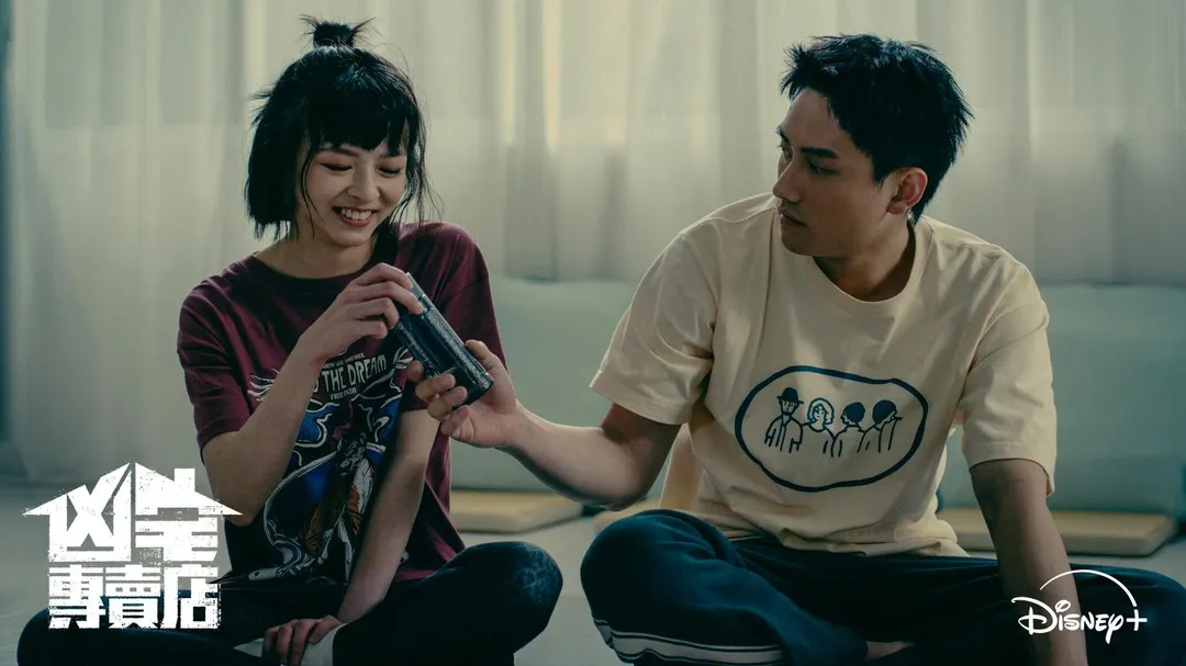 由李銘順、范少勳（右）及陳姸霏（左）主演的懸疑驚悚台劇《凶宅專賣店》16日正式上線。（圖／Disney+提供）